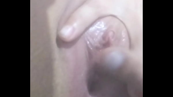 casal gravando enquanto casada safada deixa esposo meter o dedo na sua xoxota apertada 