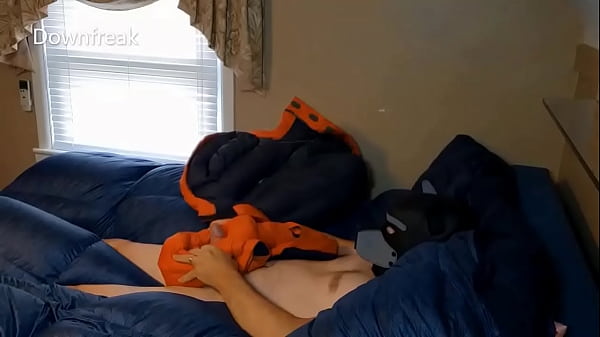 Play MP4 - Humping Big Orange Parka On Puffy Bed Of Down