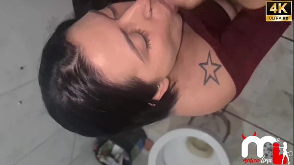 Enquanto meu marido lavava o carro fui at&eacute; a conveni&ecirc;ncia do posto conheci um novinho lindo e fui transar no banheiro do posto