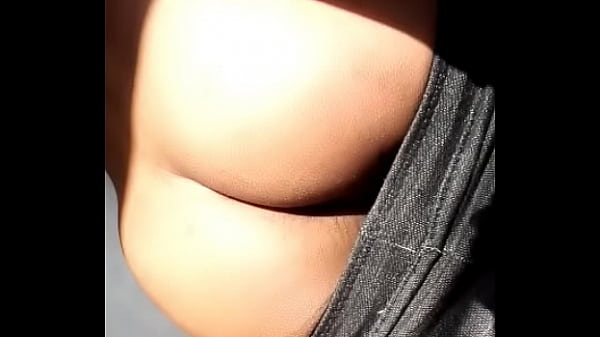 Joven latino muestra su gran culote y su polla 