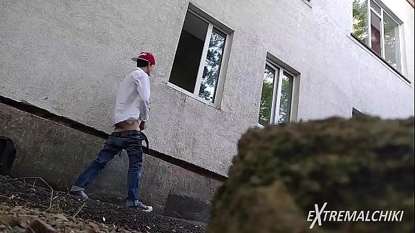 Play MP4 - Handjob behind a dormitory