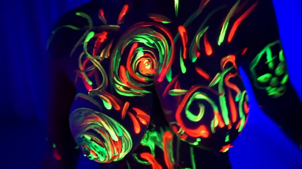 Play MP4 - Redhead Amelia masturbates with her body painted and she listens to music