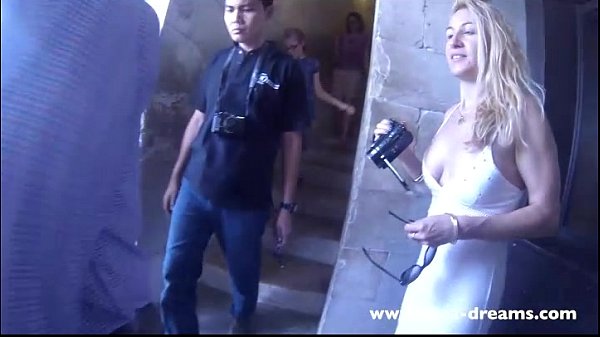 Play MP4 - Flashing nude under my transparent dress in Pisa