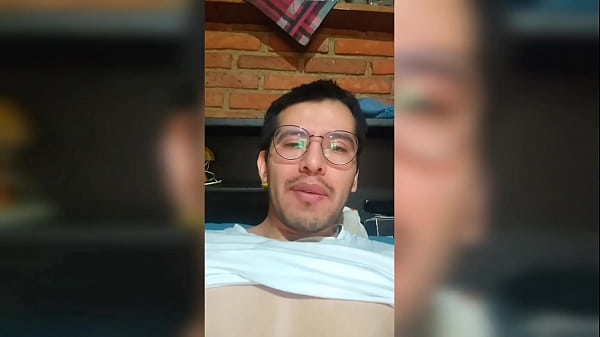 Play MP4 - Activo dotado muestra sus 19cm de verga y pies grandes&period; Termina masturbandose