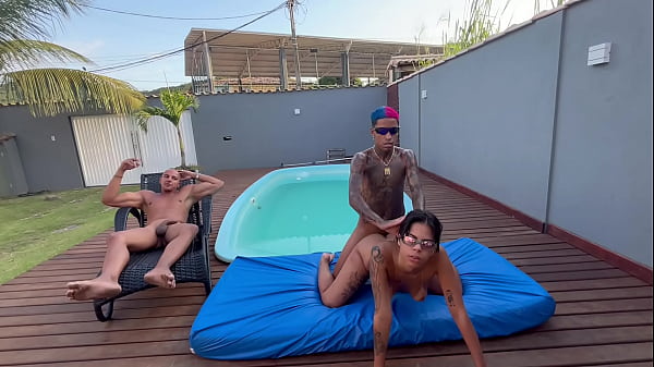 Vizinha Chama Os Amigos E Fudeu Na Beira Da Piscina Sem Camisinha thumbnail