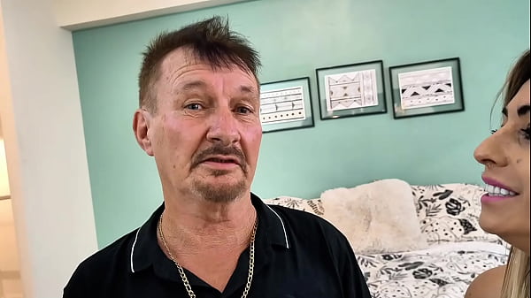 fodendo a enteada e_a madrasta juntas