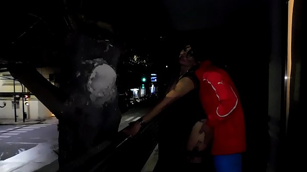 cojiendo a mi mama hasta enel balcon...