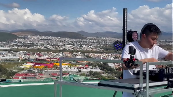 Mi_primo mecogio mientras_veíamosel Dj set de Bull Boss