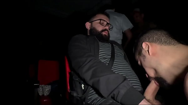 Play MP4 - A maior orgia dentro do cinema&comma; casal flagrado na pega&ccedil;&atilde;o no cinema e acabou que todos iniciaram uma orgia generalizada&period;