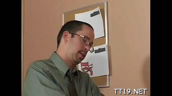 Tool is_in a striking gfAlicia