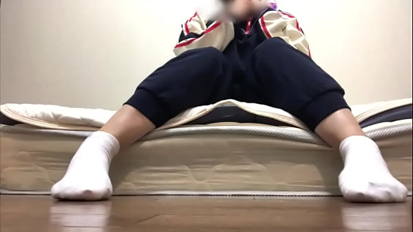 いつも野球部のマネージャーしてるけど、もっこりしている部分を見てマンコに雫が落ちている野球部マネージャー。 