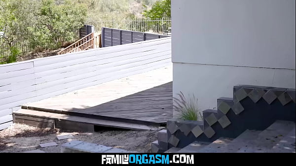 Nonton Brothers Always Try To Hunt Their Stepsisters With Short Bikini thumbnail