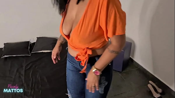 Play MP4 - Fui fazer uma massagem e pedi pro massagista gozar nos pelos da minha bucetinha