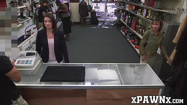 Handsome MILFsells her mouthand twat in thepawnshop