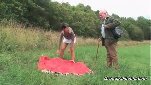 Play MP4 - Cute babe seduces grandpa on the road