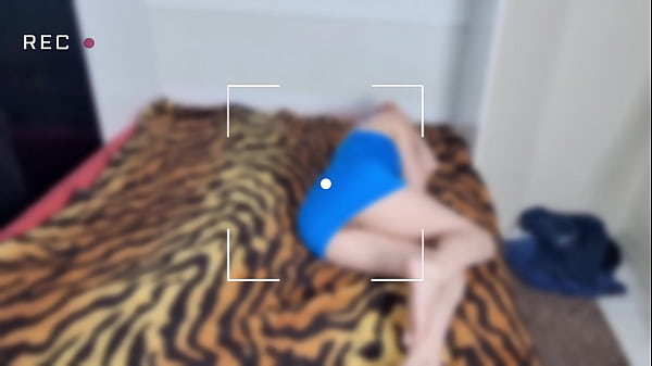 Visita noturna inesperada no quarto da minha meia-irma 