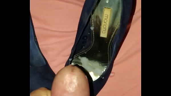 Play MP4 - Gozando escondido no sapato Scarpin Mariota da prima de madrugada&excl;