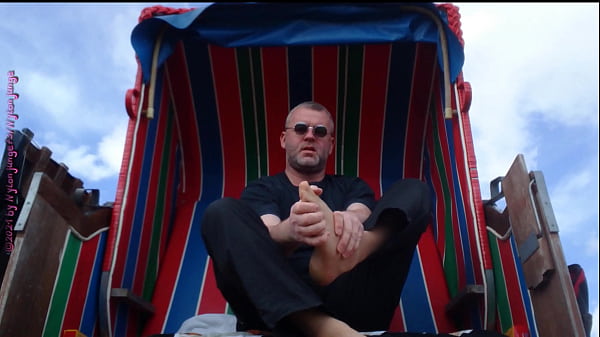 Schnappschuss meiner Nylonfüße imStrandkorb Urlaub Wangerland