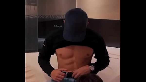 El repartidor delivery me folla por propina extra y resulto ser muy dominante 