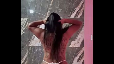 Brasileira com a buceta marcando 