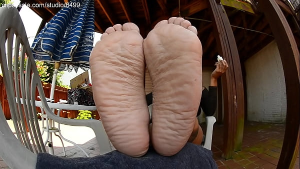 Play MP4 - Foot Massage Outdoor Sexy Barefoot Pretty Latina Girl