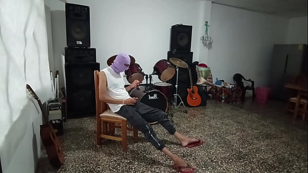 Sexi maestra de musica pone cachondo a alunno 