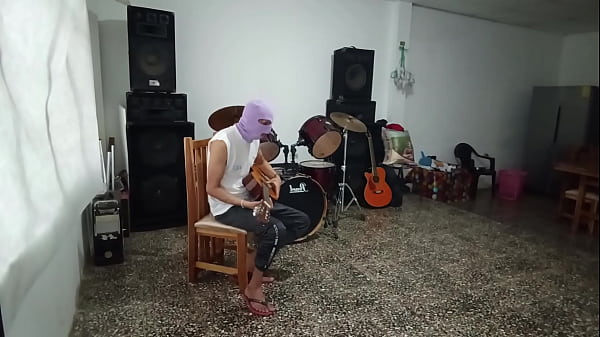 sexi_maestra_de musica pone_cachondo_a alunno