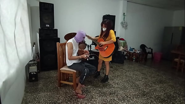 sexi maestra de musica pone cachondo a alunno