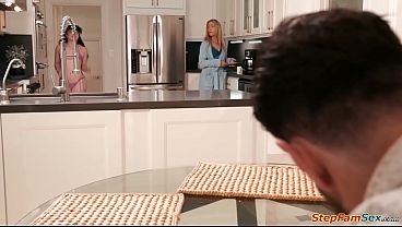 Nonton Petite Latin Stepdaughter Pixie Smalls Makes Sure Her Stepdad Knows She Wants To Fuck Him.finally She Has Him Alone And Starts Sucking His Cock thumbnail