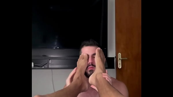 COLEGA DE TRABALHO VIVIA JOGANDO INDIRETA. CHAMEI PRA TOMAR UMAS. COMI ELE ANTES DELE IR EMBORA. 