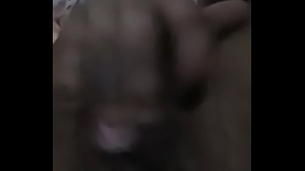 Mo&ccedil;a gozando na dedada na buceta 