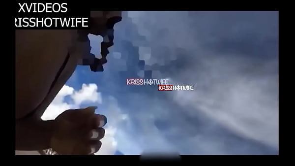 Play MP4 - Casada Gostosa Com Biquini Min&uacute;sculo Provoca Vendedor Na Praia e Deixa Ele Chupar Os Peitos e Dedar a Buceta