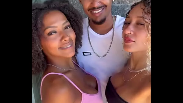 Nonton Um Homem Casado Uma Mulher Bi, Sem Frescura E Cheia De Amiguinhas N&atilde;o Quer Guerra Ningu&eacute;m. Rt thumbnail