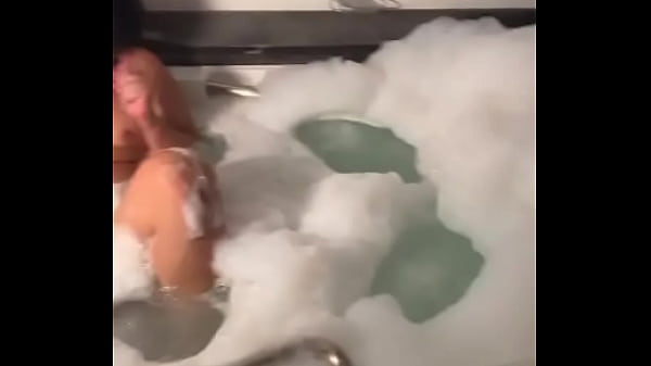 J&aacute; pensou eu e voc&ecirc; numa hidro