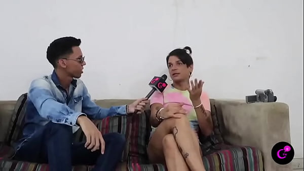 Nonton Era Un Gru&ntilde;on En El Dia Pero En La Noche Se Transformaba De Mujer thumbnail