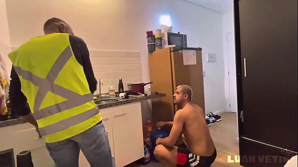 Putinho safado pediu &aacute;gua, mais tava doido na rola do entregador !!! 