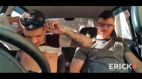 Play MP4 - eu e meu parceiro Euerickdiaz no centro de S&atilde;o Paulo dentro do carro batendo uma punheta