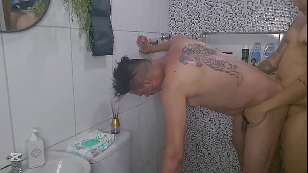 Play MP4 - Boy deu tanto no banheiro que at&eacute; mijou de prazer