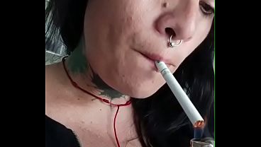 Dani Tatuada fumando e se exibindo
