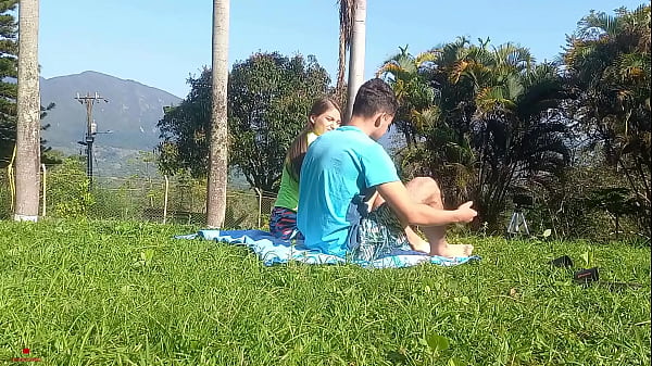 Mi hermanastro_me follamuy duro al aire libre_cuando nuestros_padres no están