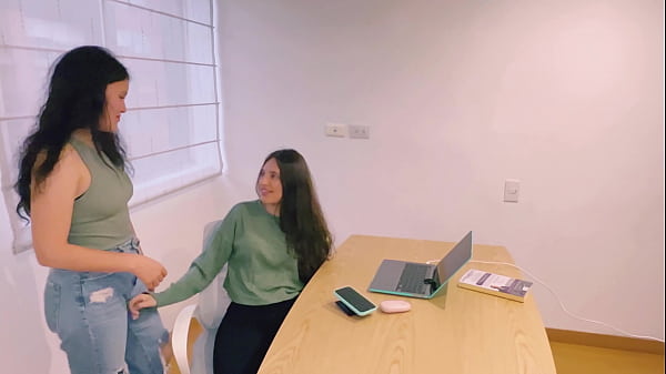 Mi marido contrata una secretaria lesbiana y no sabe que yo termino follando con ella