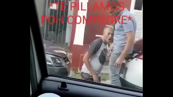hombre le esta mamando a otro espiado 