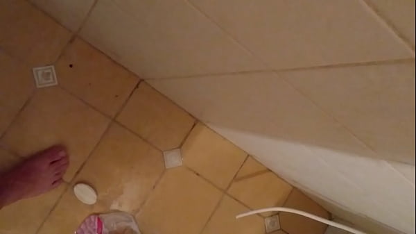 Batendo uma no chuveiro