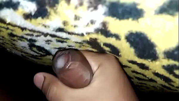 Gozando gosto debaixo do edredom