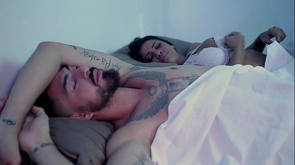 Play MP4 - Morena acorda marido para foda matinal