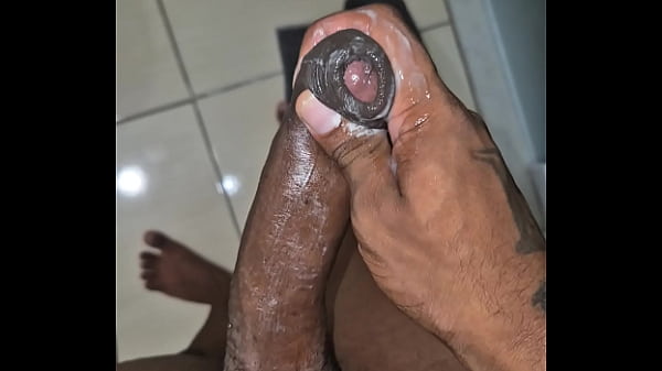 Novinho_Gozando_no Banho