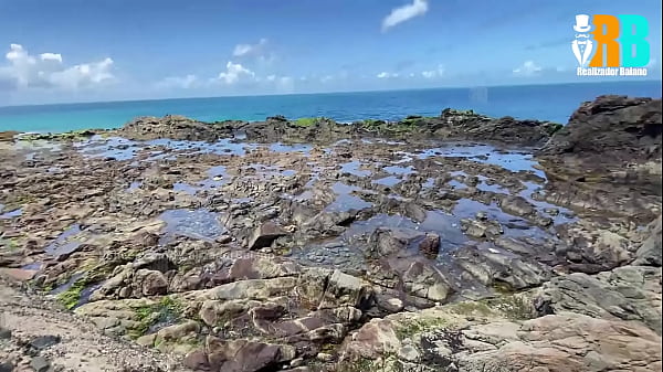 Play MP4 - Corno me ligou enquanto eu fodia sua esposinha na praia e ele assistiu por v&iacute;deo chamada &period; Hotwife fudendo com neg&atilde;o dotado realizador baiano em p&uacute;blico e o Cuckold assistindo de longe &period; amador