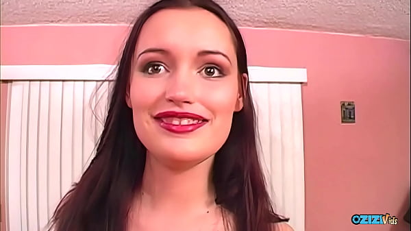 Sapphire Rae_shows off her body moments before doublepenetration