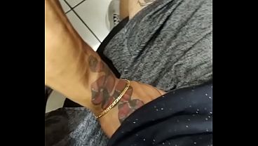 Agulha na bunda e mã_o no volume do short Agulha na bunda e mã_o no volume do short