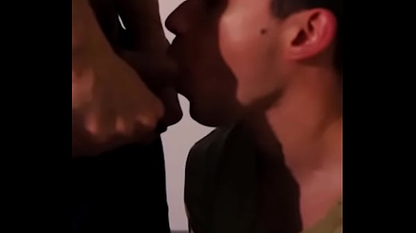 Play MP4 - El repartidor de amazon me folla en la puerta de mi casa